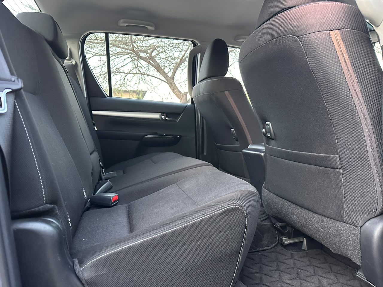 TOYOTA HILUX DOUBLE CABIN thumbnail 4